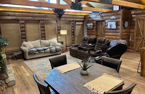 Poplar Bluff Apartment | Cozy Studio Log Cabin with Hot Tub!