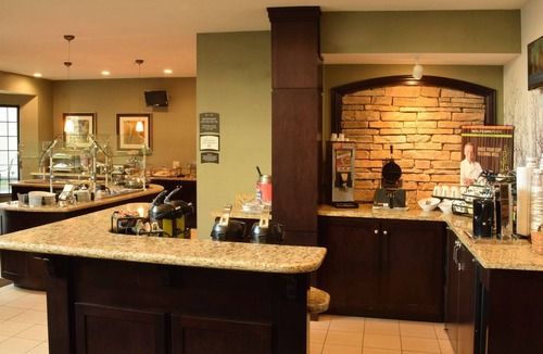West Chester Condo | Cozy Suite | Daily Breakfast and Indoor Pool