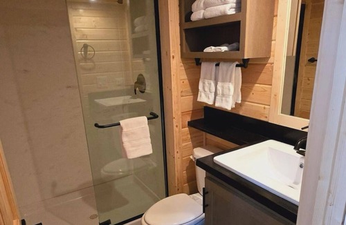 Page Villa | Cozy Tiny Home King Room #18A