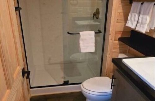 Page Cabin | Cozy Tiny Home King Room #14A
