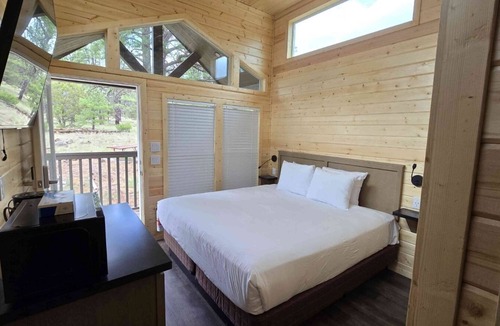 Page Cabin | Cozy Tiny Home King Room #16A