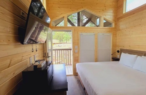 Page Cabin | Cozy Tiny Home King Room #25B