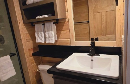 Page Cabin | Cozy Tiny Home King Room #25B