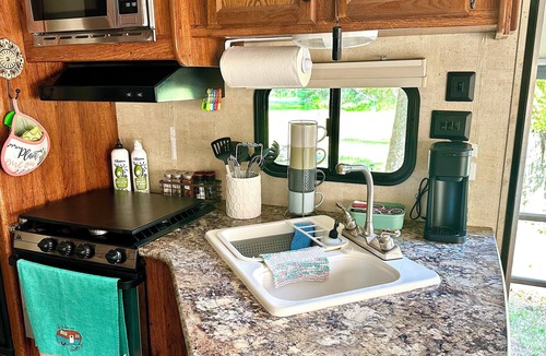 Kellogg House | Cozy Travel Trailer and Up River Get Away. Hike, Fish, Float, Relax!