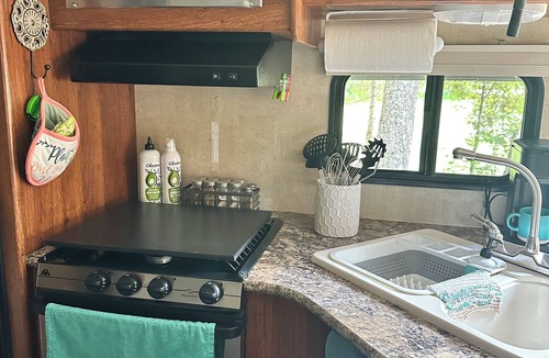 Kellogg House | Cozy Travel Trailer and Up River Get Away. Hike, Fish, Float, Relax!