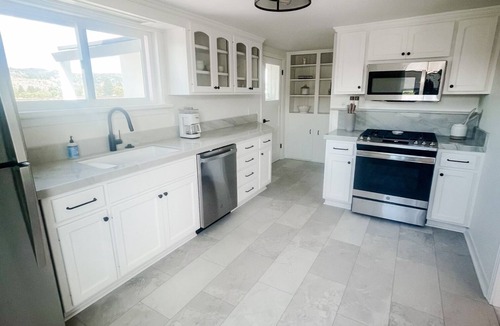 St. Helena Cottage | Cozy vineyard retreat walking distance to downtown St. Helena.