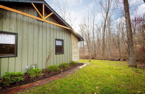 Indianapolis House | Cozy Wooded Lodge - 15 mins to Indy