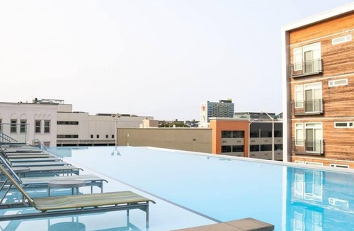 Market East District Apartment | CozySuites | 3BR Monument Circle, Indy with parking