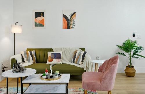 Glendale Sports and Entertainment District Apartment | CozySuites at Glendale