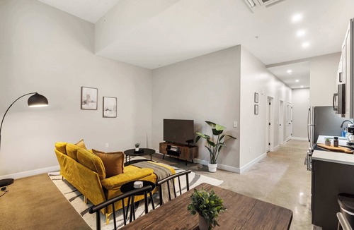 Downtown Cincinnati Apartment | CozySuites at Textile Modern 1BR #04