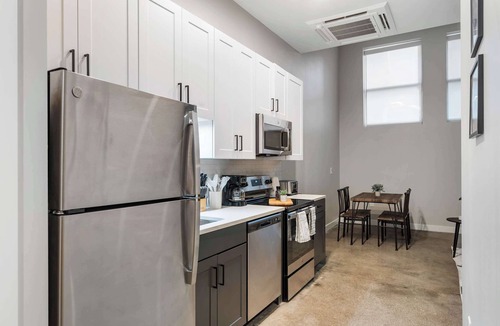 Downtown Cincinnati Apartment | CozySuites at Textile Modern 1BR #04