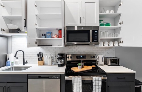 Downtown Cincinnati Apartment | CozySuites at Textile Modern 1BR #04