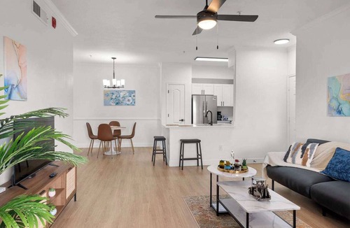 Chandler Apartment | CozySuites Chandler w/2 pools, jacuzzi, arcade 03