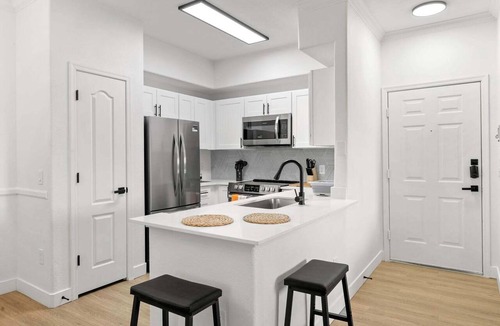 Chandler Apartment | CozySuites Chandler w/2 pools, jacuzzi, arcade 03