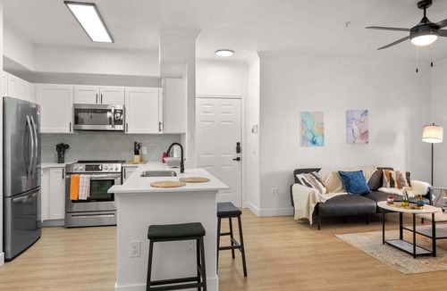 Chandler Apartment | CozySuites Chandler w/2 pools, jacuzzi, arcade 03