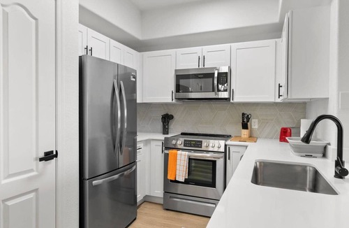 Chandler Apartment | CozySuites Chandler w/2 pools, jacuzzi, arcade 03