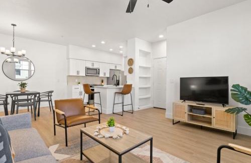 Glendale Sports and Entertainment District Apartment | CozySuites Glendale by the stadium with pool 13