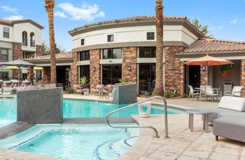 Glendale Sports and Entertainment District Apartment | CozySuites Glendale by the stadium with pool 10