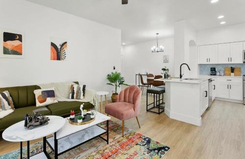 Glendale Sports and Entertainment District Apartment | CozySuites Glendale by the stadium with pool 10