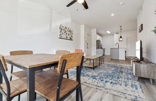 Glendale Sports and Entertainment District Apartment | CozySuites Glendale - Westgate with pool! 04