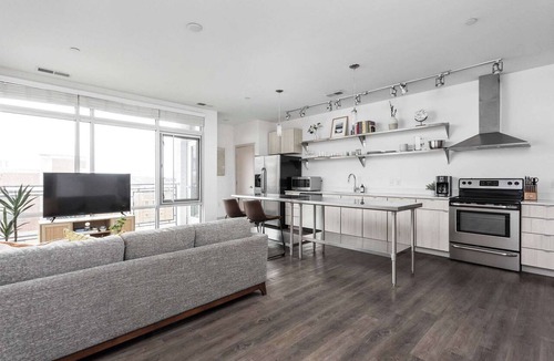 Downtown Indianapolis Apartment | CozySuites l Lavish 1BR, Bottleworks Indy #4