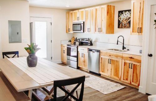 McCammon House | Creekside Cabin Magnolia-stay w views near Lava