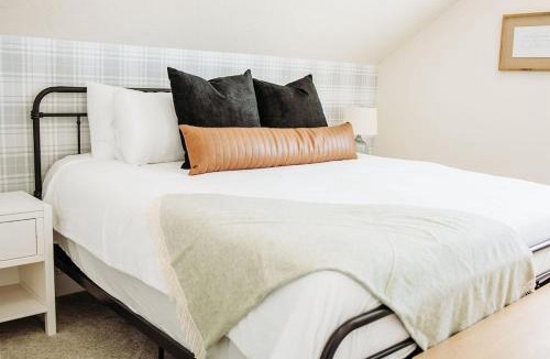 McCammon House | Creekside Cabin Magnolia-stay w views near Lava