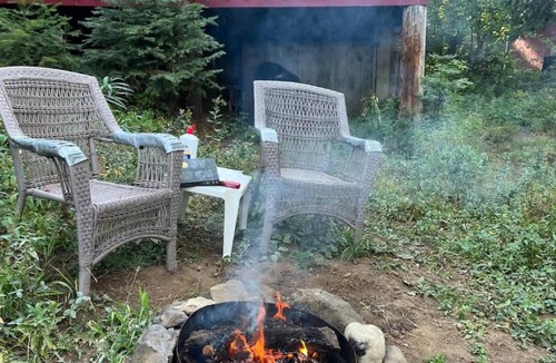 Cascade House | Creekside Cabin Pet Friendly Peaceful Cabin