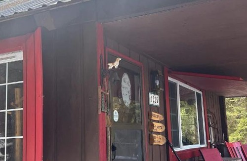 Cascade House | Creekside Cabin Pet Friendly Peaceful Cabin