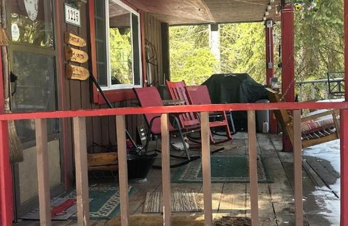 Cascade House | Creekside Cabin Pet Friendly Peaceful Cabin