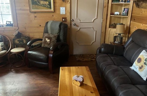 Cascade House | Creekside Cabin Pet Friendly Peaceful Cabin