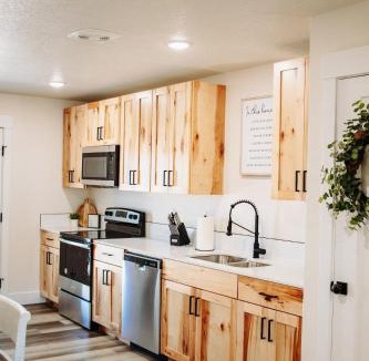 McCammon House | Creekside Cabin-Willow stay with views & near Lava