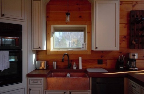 Leitchfield Cabin | Creekside Cabin with hot tub
