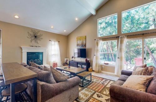Bass Lake House | Creekside & Cozy