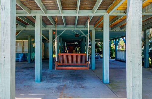 Edisto Island House | Creekside Home w/ Screened Porch, Deck, WiFi - 1 Block to Beach, Near Dining!