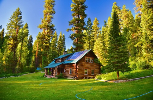 Idaho City Cabin | Creekside log cabin nestled between the pines of Idaho City
