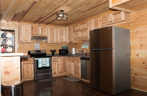 Paducah Cabin | Crowns' Cabin at Ramp 11 Retreat by Concord Sun