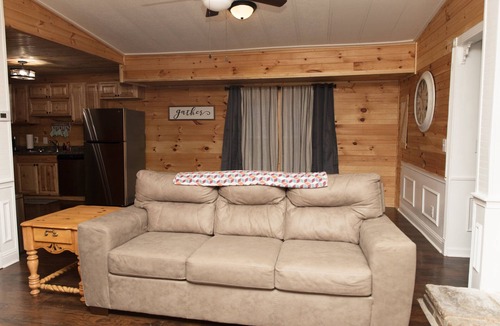 Paducah Cabin | Crowns' Cabin at Ramp 11 Retreat by Concord Sun