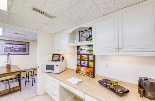 Libby Apartment | Crystal Lake Retreat Apt: Walk to Happy's Inn!