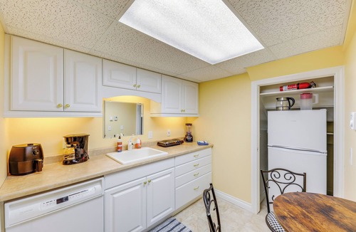Libby Apartment | Crystal Lake Retreat Studio: Walk to Happy's Inn!