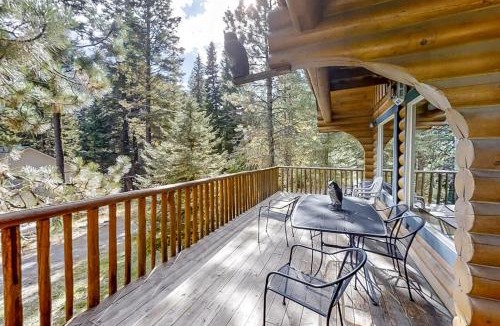 Enterprise House | Custom-built log home with gas grill free WiFi deck and private location