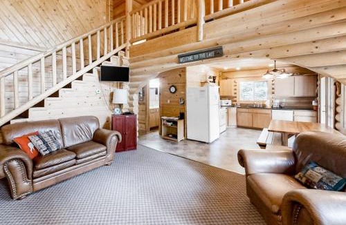Enterprise House | Custom-built log home with gas grill free WiFi deck and private location