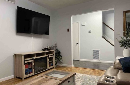 Virginia Beach House | Cute 4 bed 2.5 bath Home - Sleeps 12! 30 night min