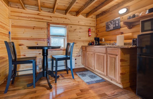 Pine Ridge Cabin | Cute Cabin in RRG Pet Friendly Hi Speed 🛜 Hikers