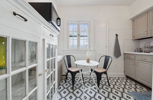 Maumee House | Cute & Cozy 1br apartment in the heart of Uptown!