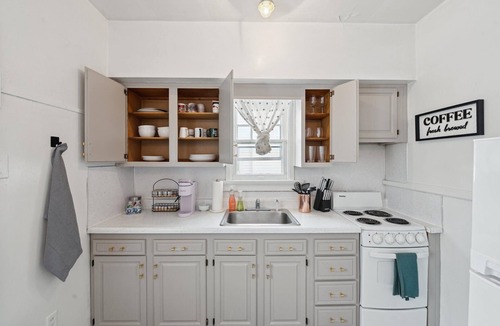 Maumee House | Cute & Cozy 1br apartment in the heart of Uptown!