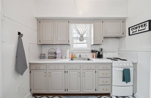Maumee House | Cute & Cozy 1br apartment in the heart of Uptown!