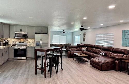 Raisin House | Cute remodeled home W/private pond 6 adults/6 kids