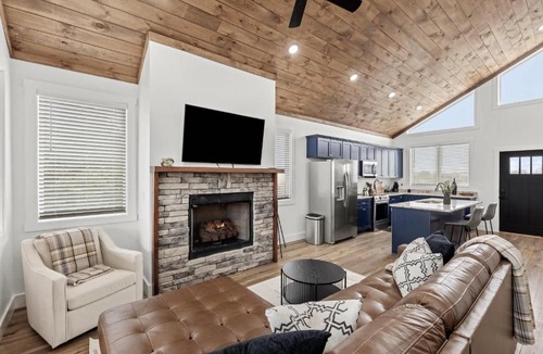 Rogers House | Date Night Cabin - Romantic Sauna Views Hot Tub