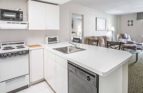 Peoria Hotel | Days Hotel by Wyndham Peoria Glendale Area